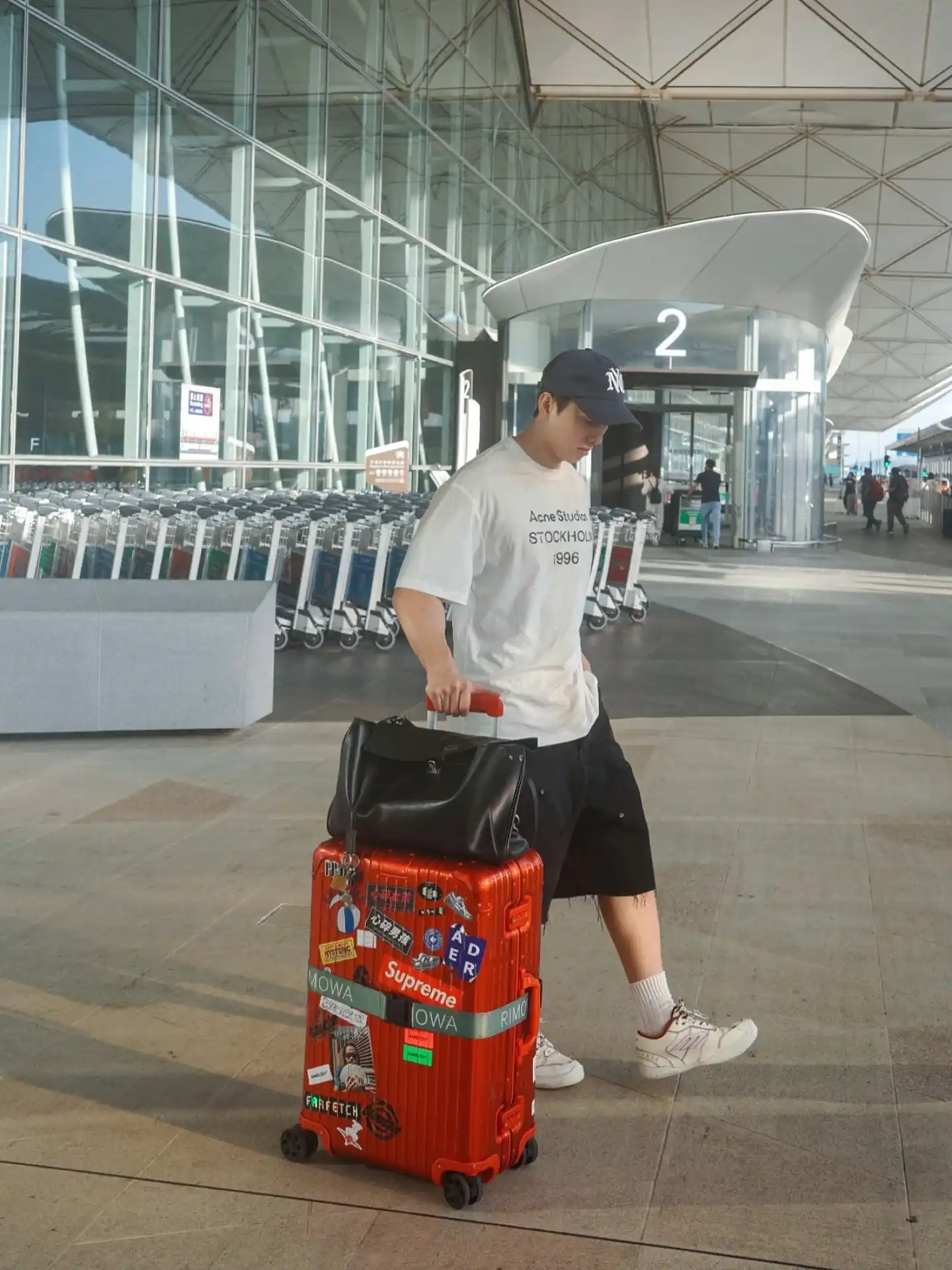 10 Airport Outfit Men Summer Looks That Beat the Heat in Style 2 1. Graphic Tee and Distressed Shorts