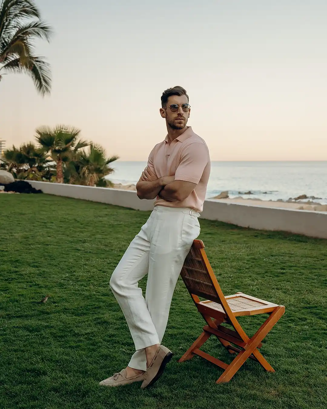 13 Minimalist Men’s Travel Capsule Outfits (Carry‑On Only) 6 5. Knit Polo and Linen Trousers