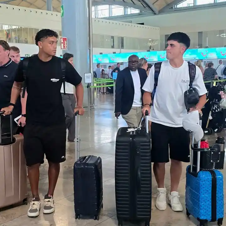 Looking Good at the Gate: 10 Summer Vacation Airport Outfit Ideas for Men 4 3. The Casual Graphic Tee and Shorts Duo