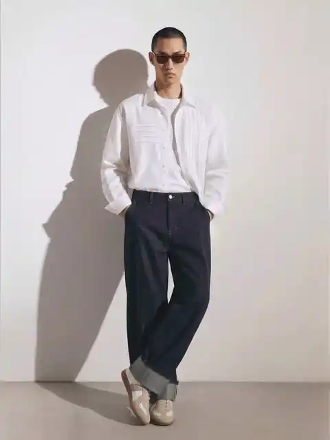 10 Minimalist Weekday Outfits for Men (No Decision Fatigue) 8 7. White Shirt Minimalist
