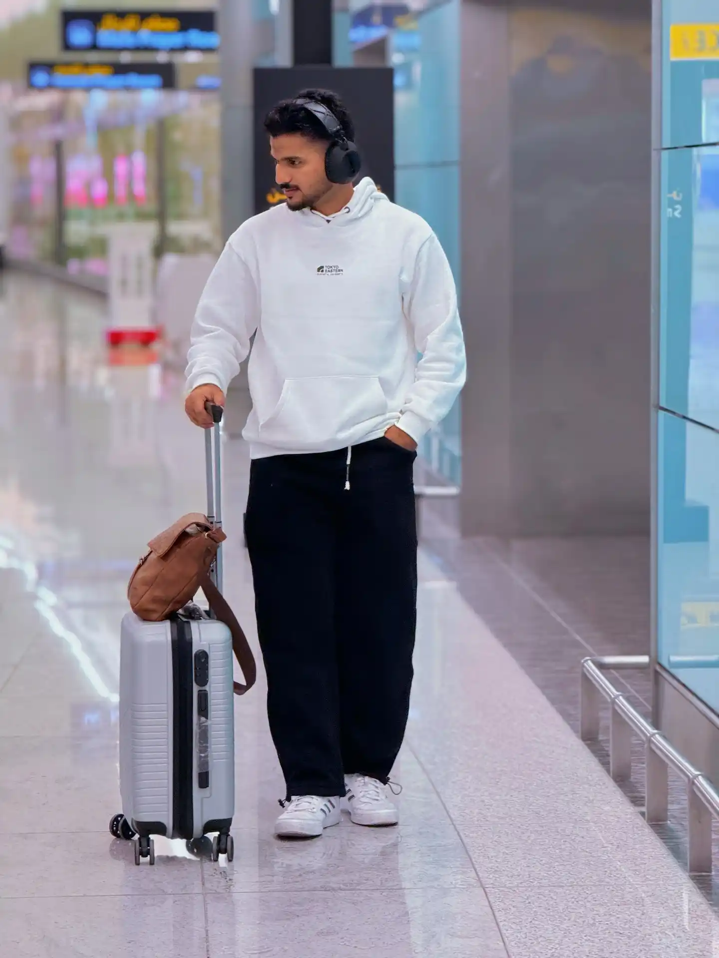 13 Airport Outfit Men Winter Combos for Cold Layovers 3 2. Monochrome Hoodie and Joggers