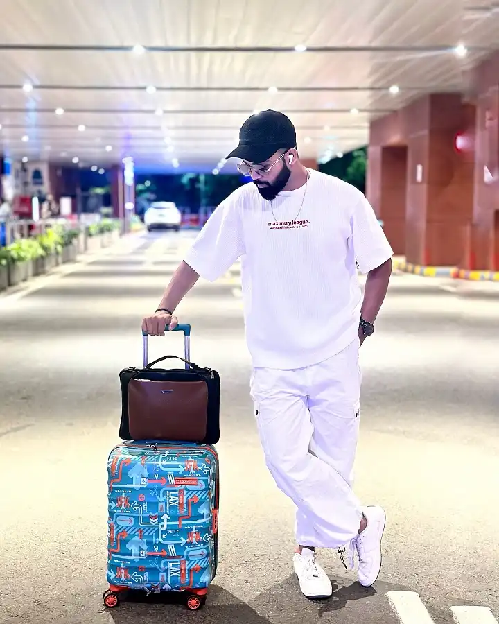 16 Airport Outfit Ideas for Men Over 40 Looks That Feel Age-Appropriate 9 Head to Toe White for a Late Night Departure