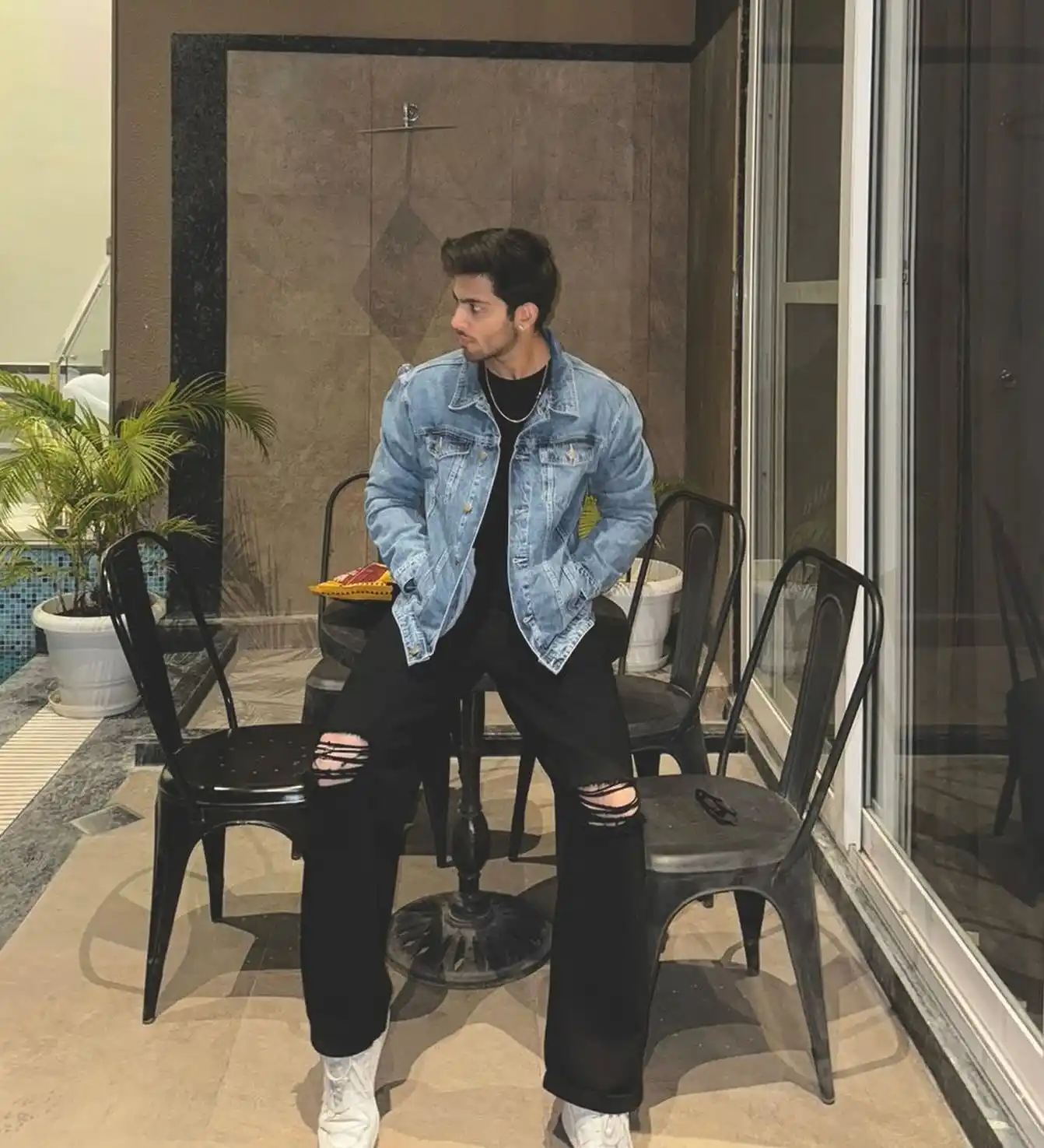 10 Men’s Country & Cabin Trip Outfit Ideas (Casual & Cozy) 3 2. Denim Jacket with Distressed Black Jeans