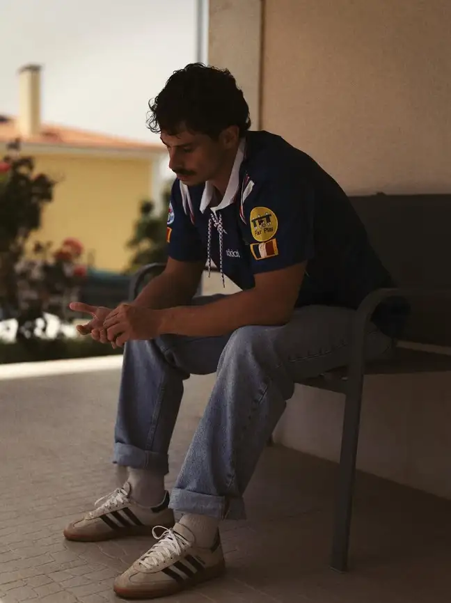 Vintage Collared Kit With Rolled Jeans and Sambas