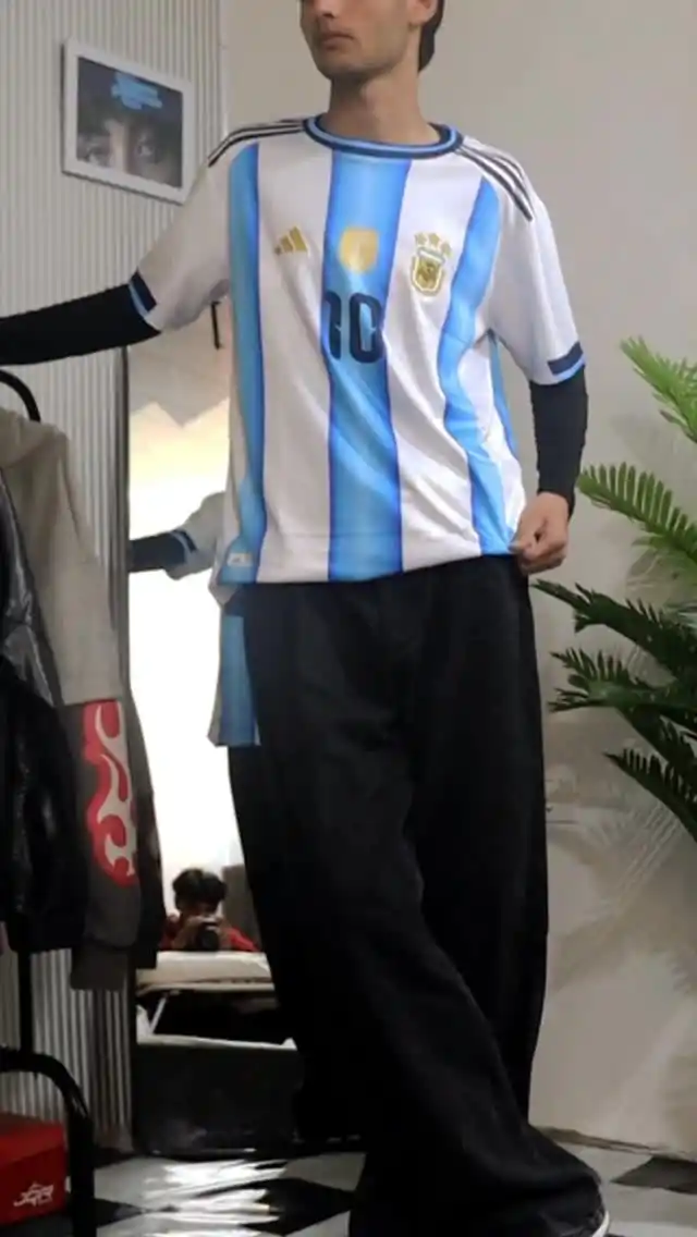 12. Jersey With Baggy Jeans Men