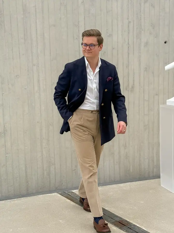 16 Stylish Airport Outfits for Men on Business Trips 5 Navy and Tan Together for a Business Trip Look That Still Feels Relaxed