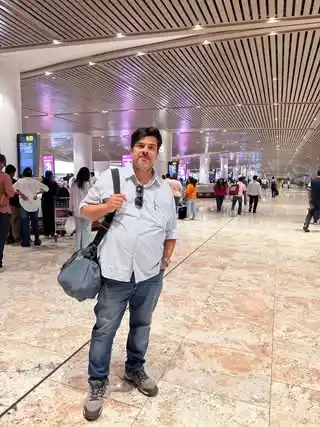 10 Airport Outfit Men Over 40 Looks That Feel Age-Appropriate 8 7. The Short Sleeve Button Down and Dark Denim