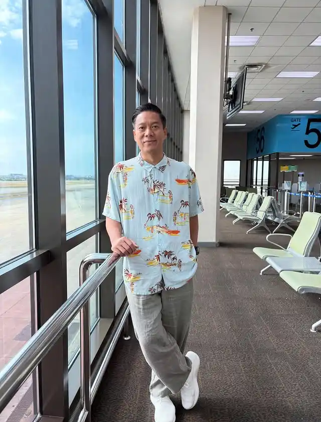 10 Airport Outfit Men Over 40 Looks That Feel Age-Appropriate 6 5. The Tropical Print Shirt and Linen Trousers
