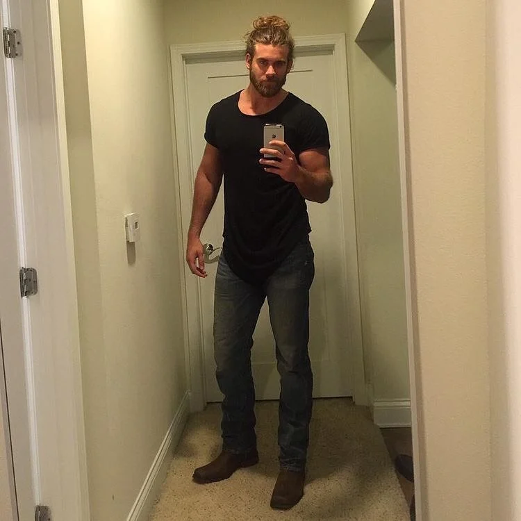 20 Classy Outfit Ideas for Tall Men That Actually Work 8 Slim Black Tee and Dark Denim, the Minimalist Combo That Never Misses