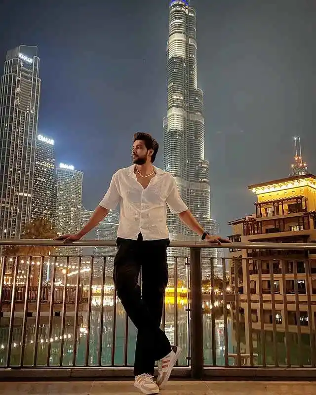 17 Resort‑Ready Men’s Outfits for Tropical Vacations 14 13. White Textured Shirt and Black Cargo Trousers