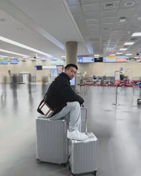 11 Airport Outfit Men Tall Guys Swear By 7 6. The High Contrast Fleece and Sweatpants Duo