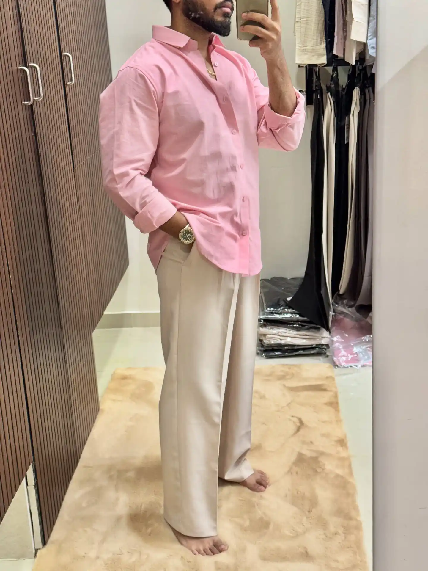 17 Resort‑Ready Men’s Outfits for Tropical Vacations 8 7. Pastel Pink Shirt and Neutral Trousers