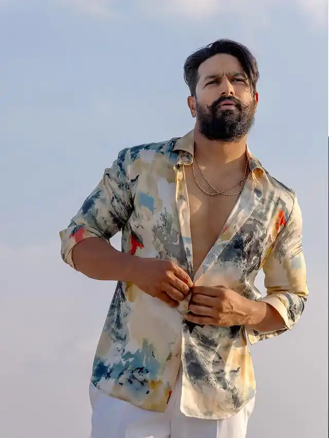 10 Men’s Country & Cabin Trip Outfit Ideas (Casual & Cozy) 5 4. Patterned Button Up with White Trousers