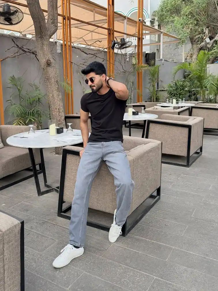 19 Classy Everyday Outfits for College Guys 6 Why a Plain Black Tee and Grey Jeans Never Miss