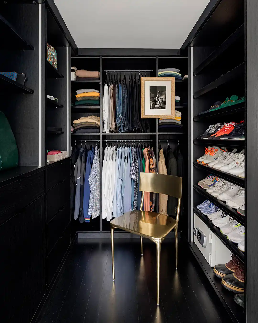 13 Minimalist Men’s Wardrobe Layouts for Small Closets 2 1. All-Black Walk-In Design