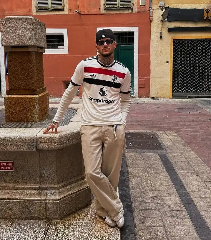 17 Soccer Jersey Streetwear Outfit Ideas for Men 5 Manchester United Away Shirt with Cream Trousers