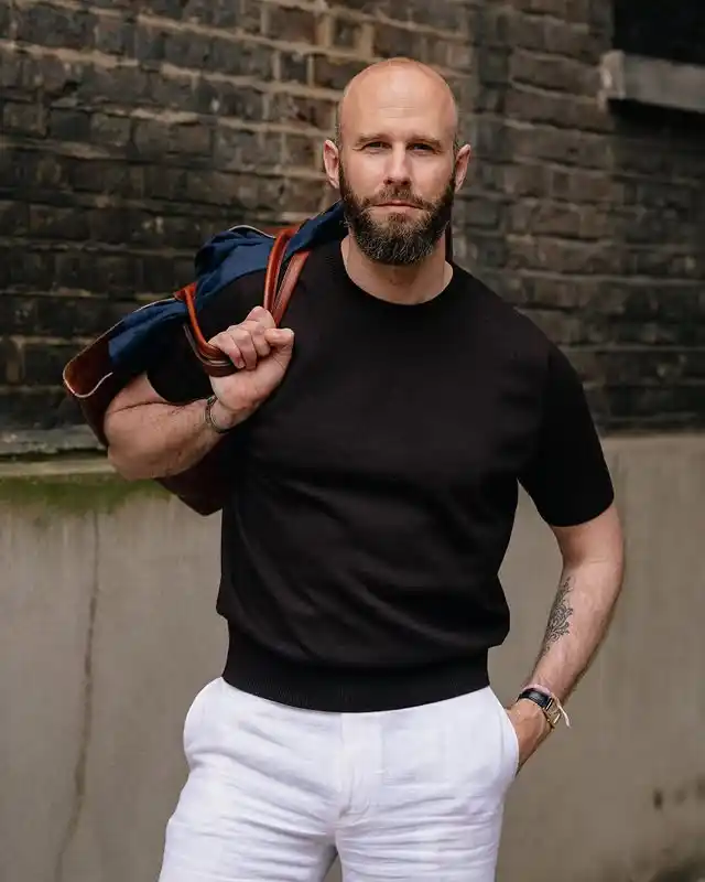 15 Minimalist Weekend Outfits for Men (Casual & Cozy) 7 6. Black Knit Tee and White Trousers