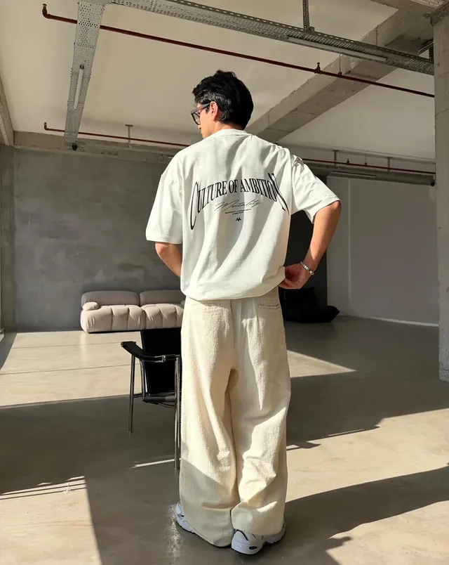 17 Shirt Styles for Tall Men That Actually Fit 3 2. Oversized Graphic Tee