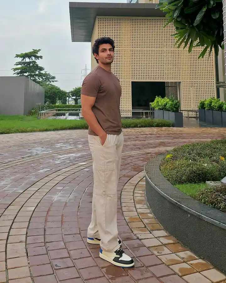 20 Classy Outfit Ideas for Tall Men That Actually Work 21 Earth Tone Tee and Cargo Trousers, the Off Duty Uniform Every Tall Guy Needs