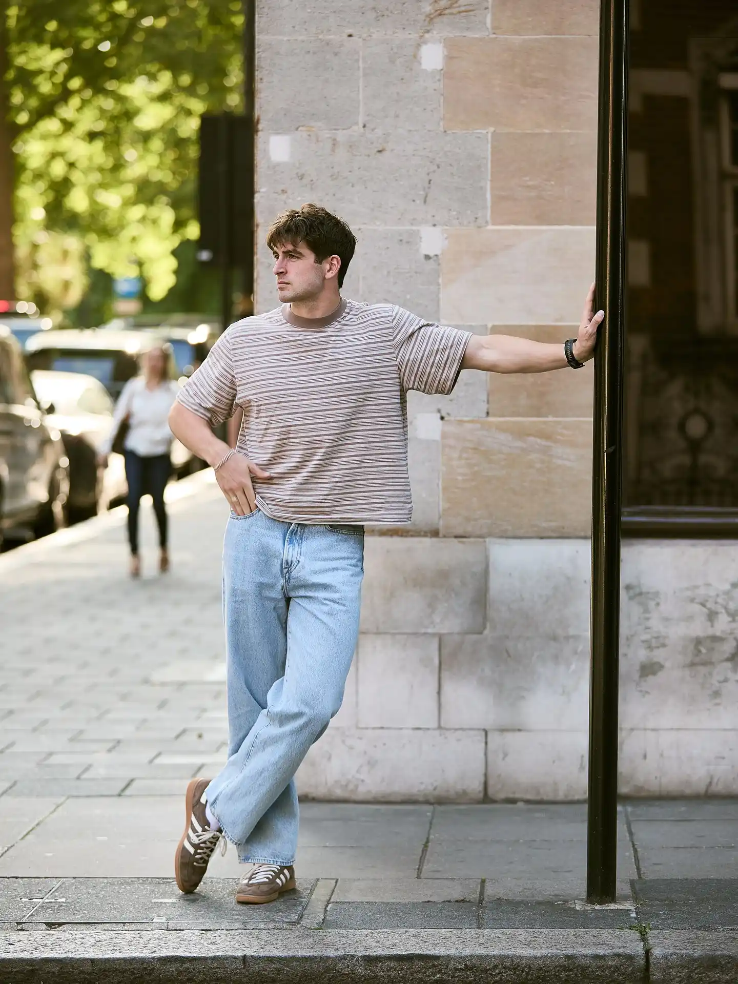 15 Minimalist Weekend Outfits for Men (Casual & Cozy) 11 10. Striped Tee and Light Jeans