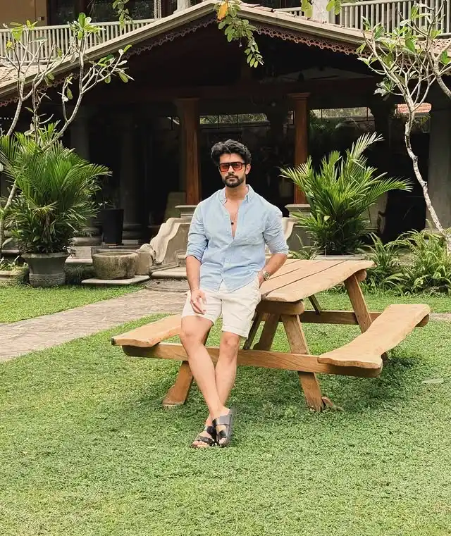 17 Resort‑Ready Men’s Outfits for Tropical Vacations 12 11. Light Blue Linen Shirt and White Shorts