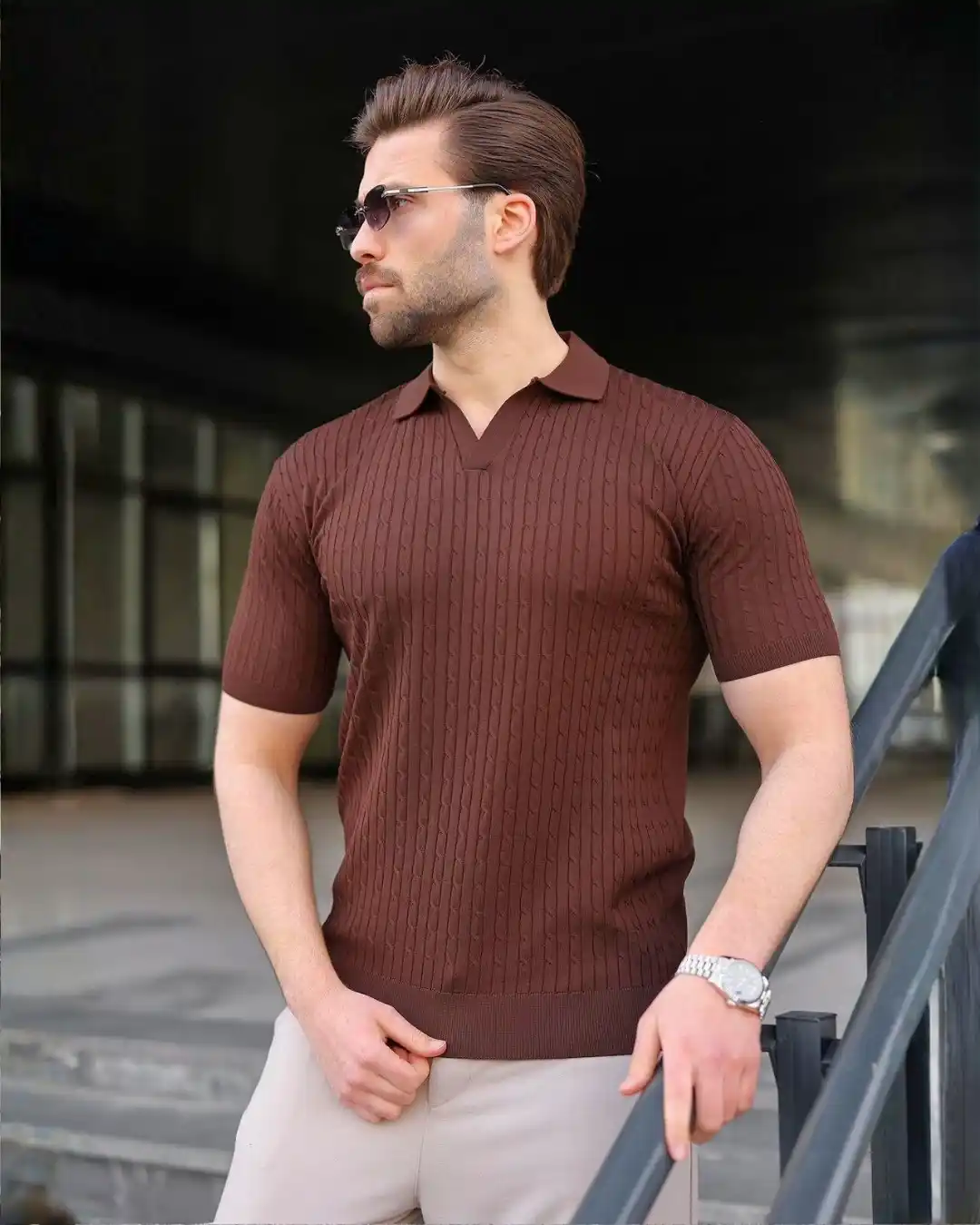 11 Outfits for Men Over 6 Feet (Tall & Stylish) 8 7. Ribbed Polo and Light Trousers