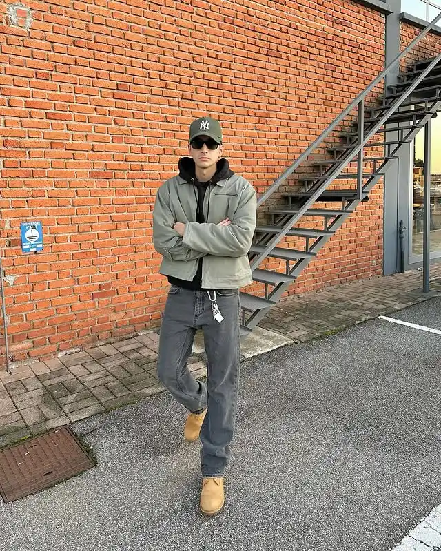 11 Outfits for Men Over 6 Feet (Tall & Stylish) 2 1. Layered Jacket and Hoodie