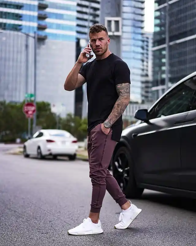 12 Casual Outfits for Tall Men (Beyond Oversized Hoodies) 5 3. Fitted Crewneck Tee and Slim Joggers