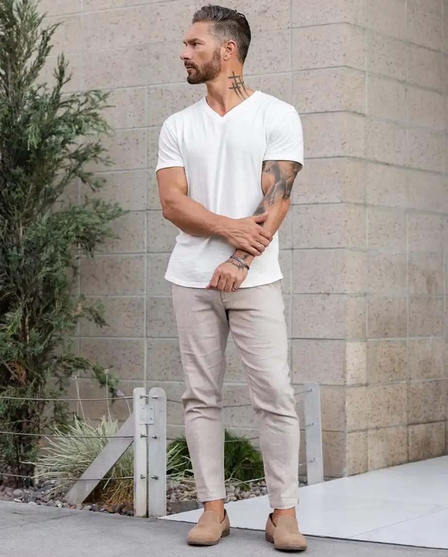 17 Shirt Styles for Tall Men That Actually Fit 15 14. Classic White V-Neck Tee