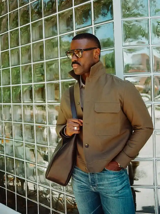 15 Minimalist Weekend Outfits for Men (Casual & Cozy) 9 8. Utility Jacket and Denim