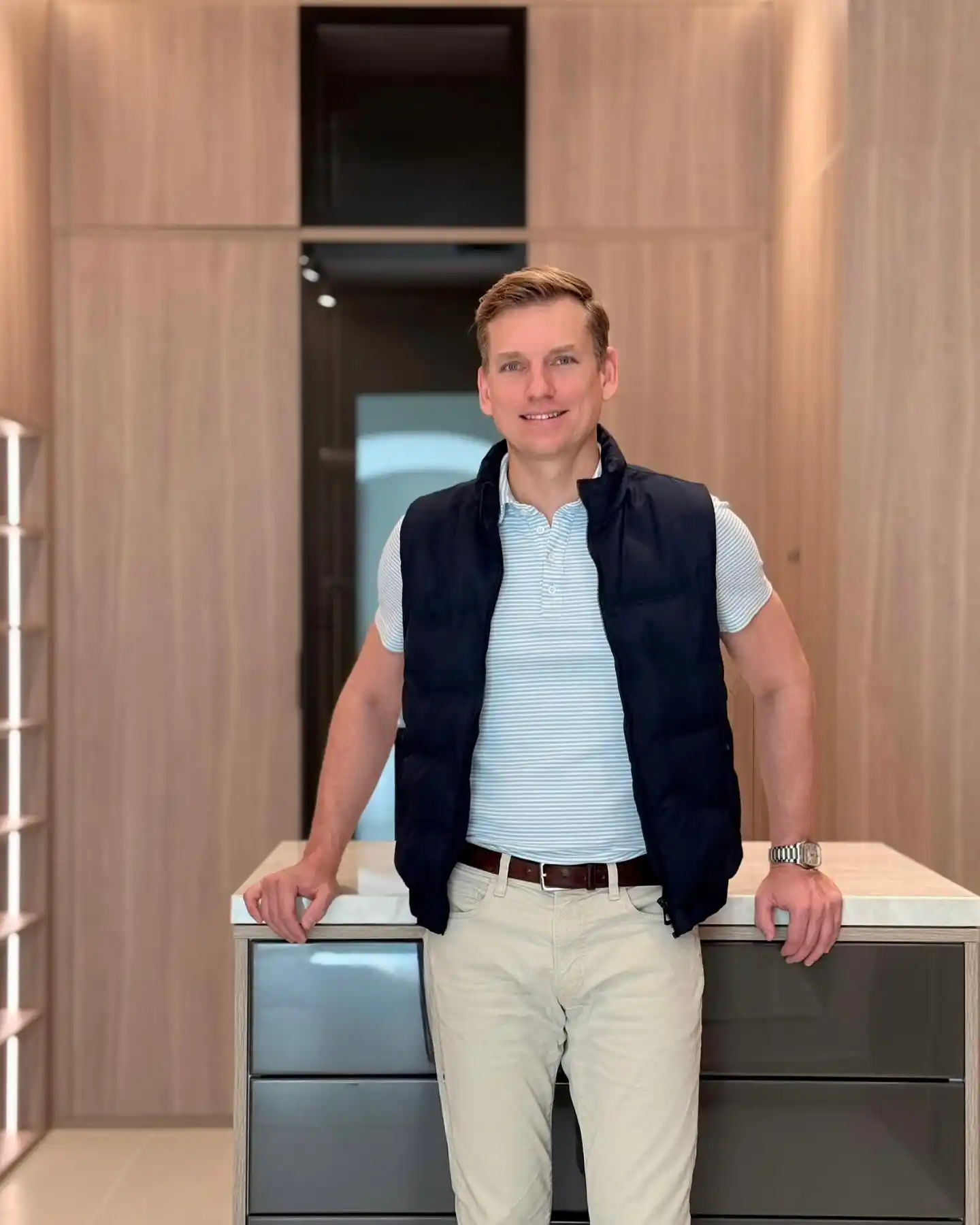 13 Minimalist Men’s Wardrobe Layouts for Small Closets 5 4. Floor-to-Ceiling Built-In Cabinetry