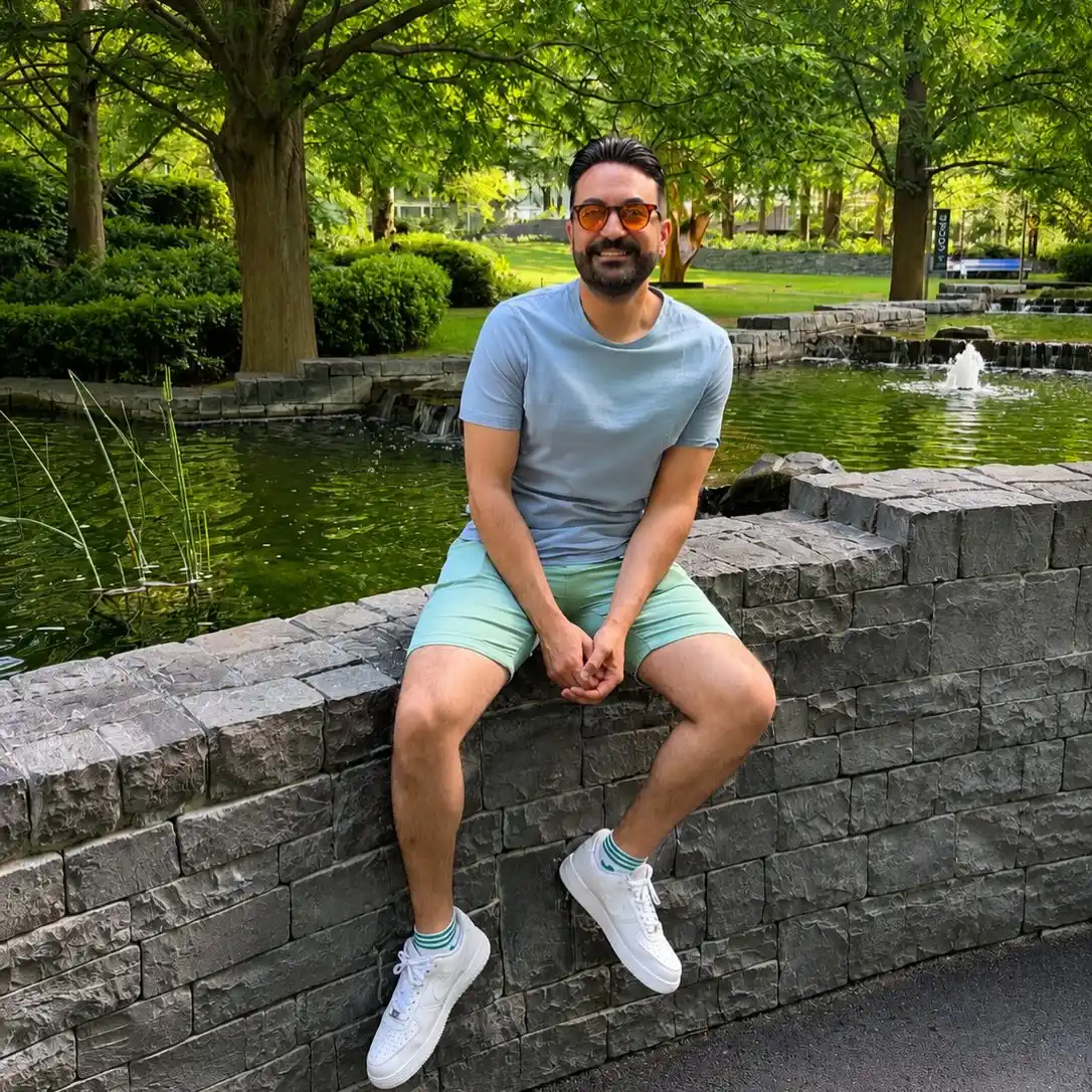 15 Minimalist Weekend Outfits for Men (Casual & Cozy) 4 3.Pastel Tee and Casual Shorts