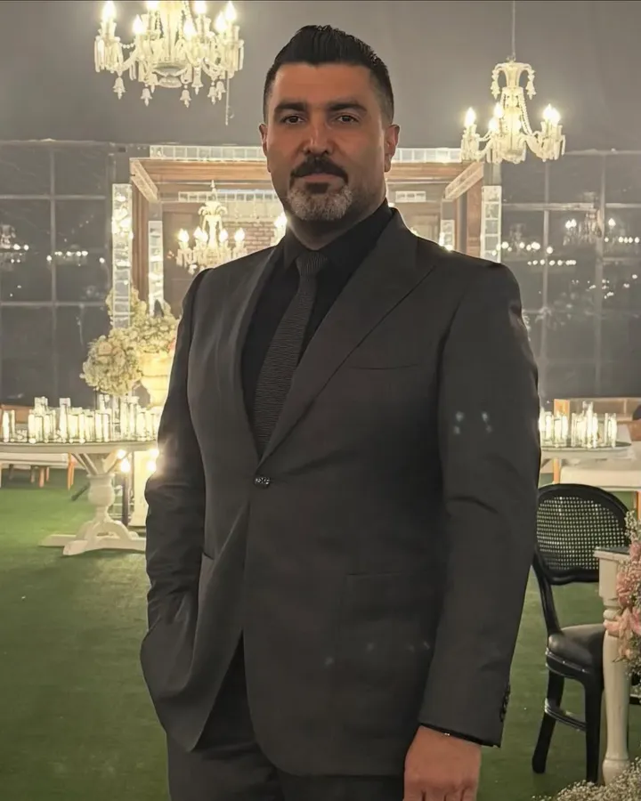 Wedding Guest Outfit for Plus Size Men: 15 Stylish Ideas 11 6. All Black Suit with Textured Tie