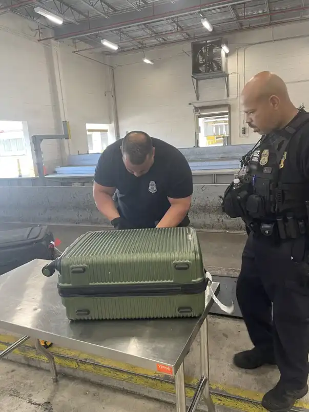 How to Choose Travel Friendly Shoes for Men’s Vacations 4 Smart Transit 3 Ways to Speed Up Airport Security