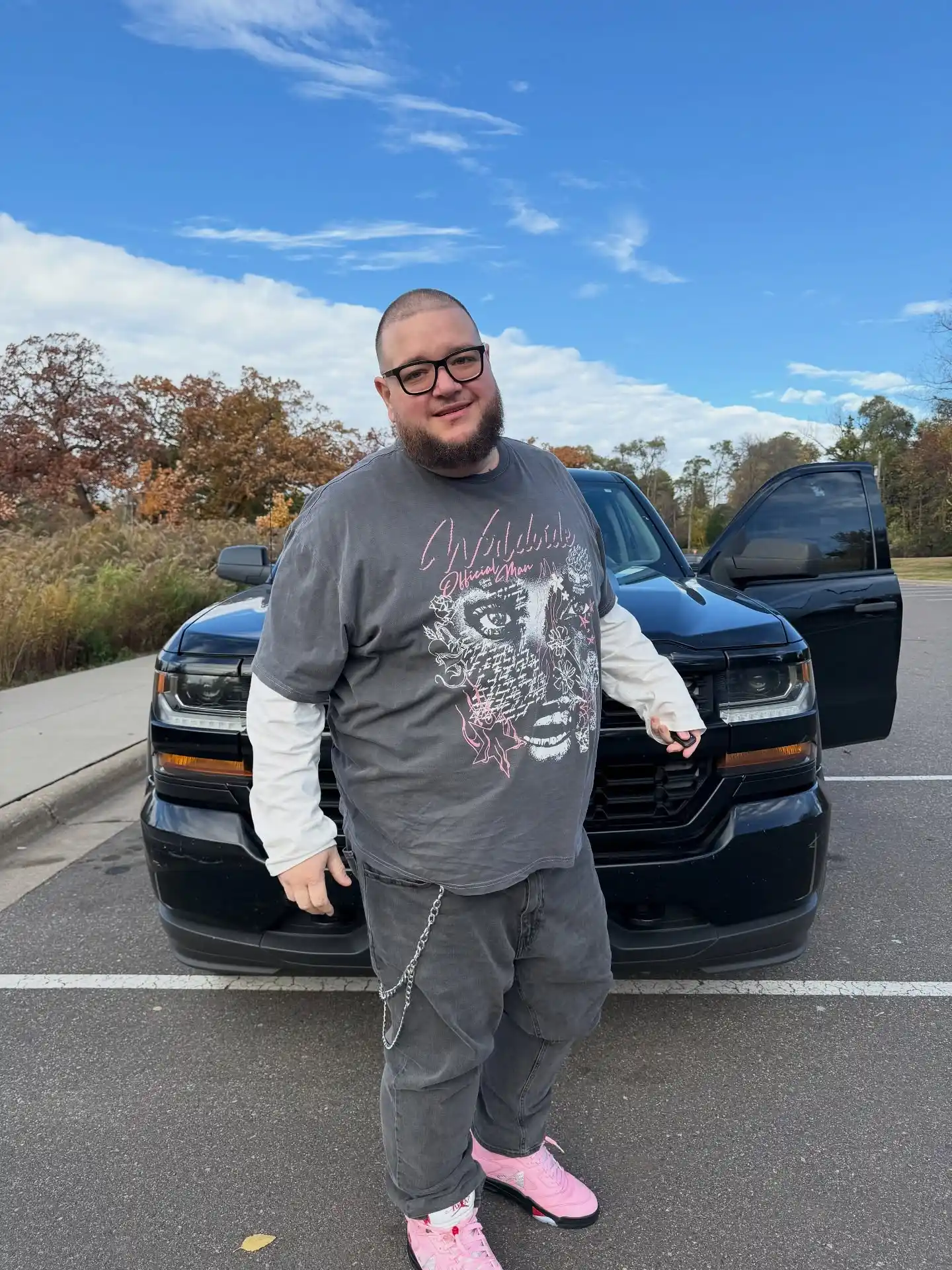 14 Streetwear Outfits for Plus Size Men Real Men Swear By 5 3. Layered Graphic Tee With Wallet Chain