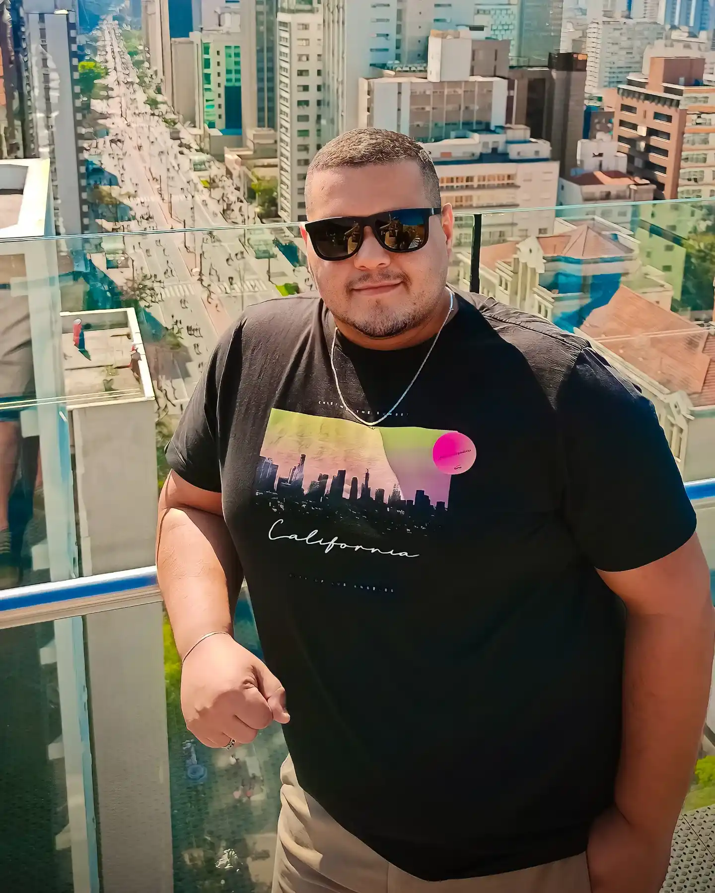 12 T-shirt Outfit Ideas for Plus Size Men That Actually Work 4 2. Graphic Print Tee with Chino Shorts