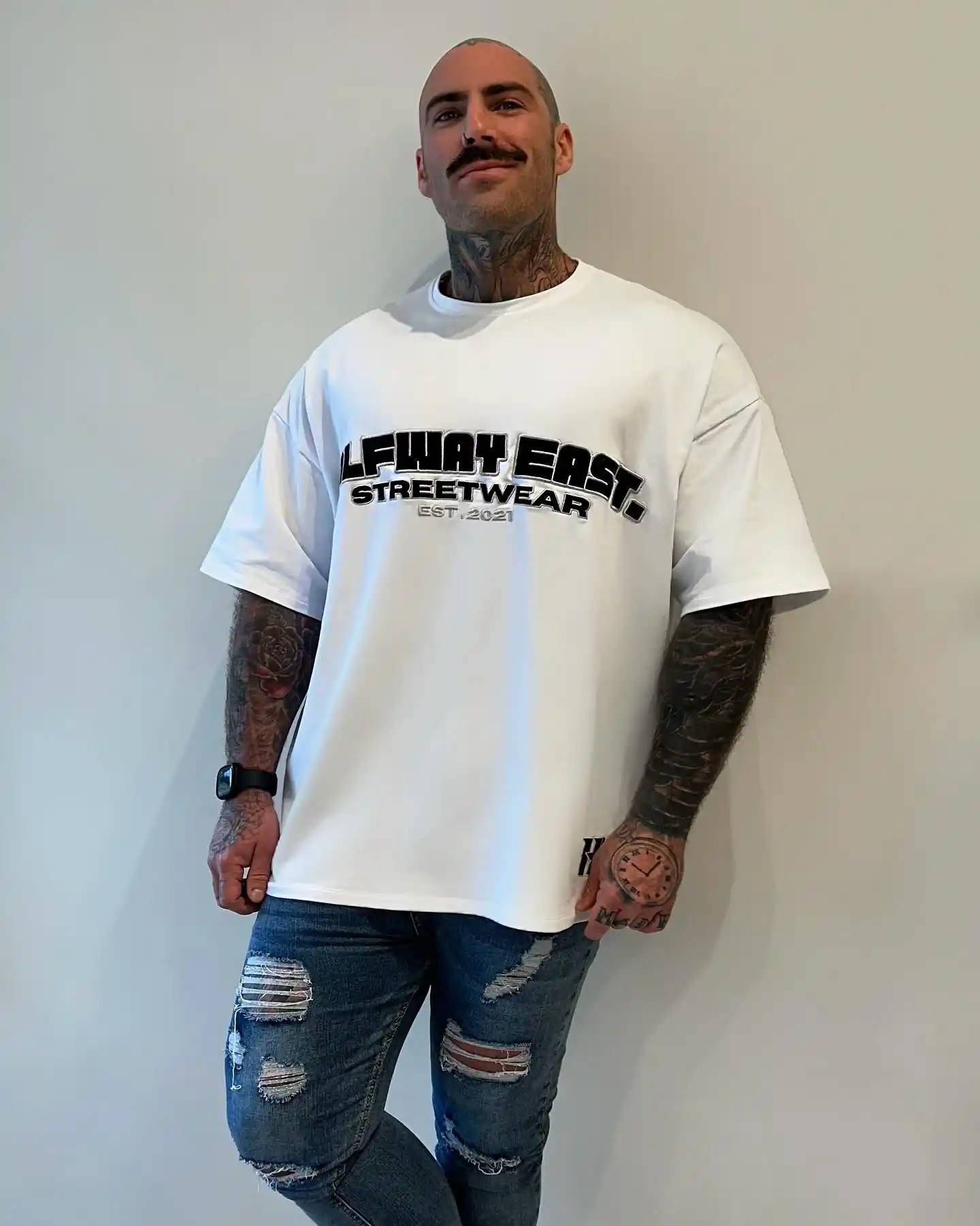 12 T-shirt Outfit Ideas for Plus Size Men That Actually Work 9 1. Oversized Graphic Tee with Ripped Jeans
