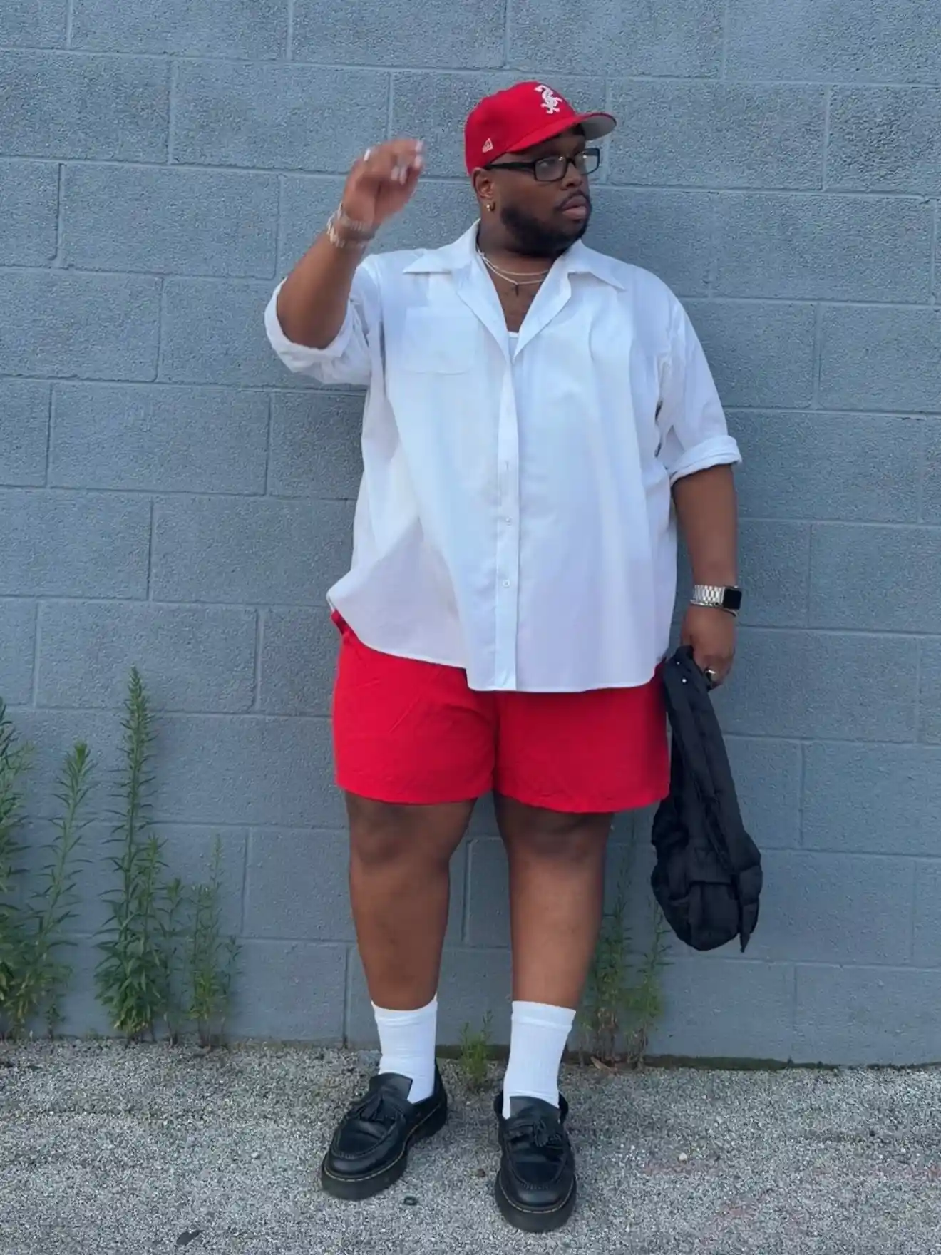 20 Vacation Outfits for Plus Size Men No One Tells You About 19 7. White Shirt with Red Shorts