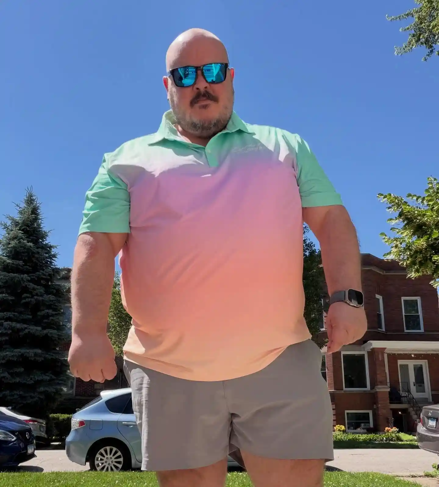 20 Vacation Outfits for Plus Size Men No One Tells You About 18 6. Ombre Polo with Grey Shorts