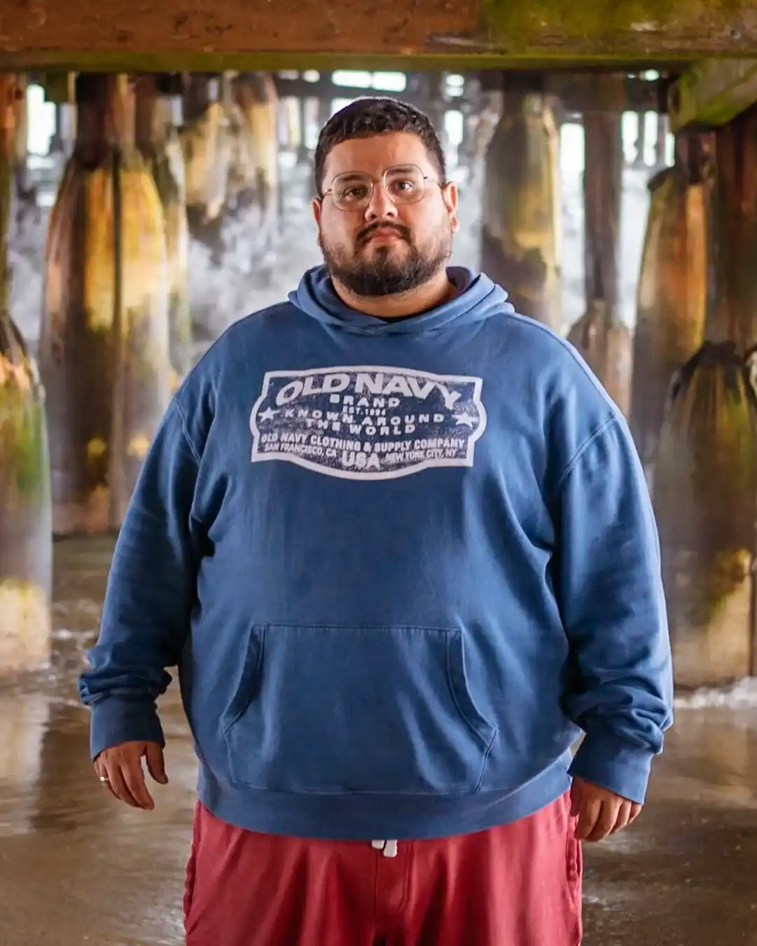 21 Winter Outfit Ideas for Plus Size Men That Actually Work 13 1. Branded Pullover Hoodie with Cargo Pants