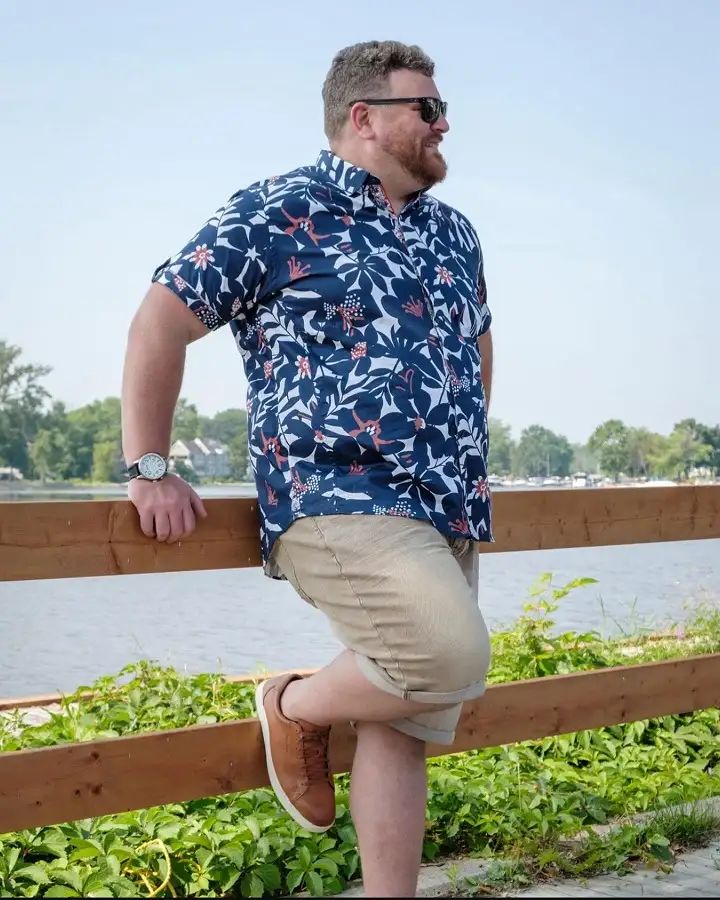 20 Vacation Outfits for Plus Size Men No One Tells You About 3 Navy Floral Shirt With Rolled Khaki Shorts