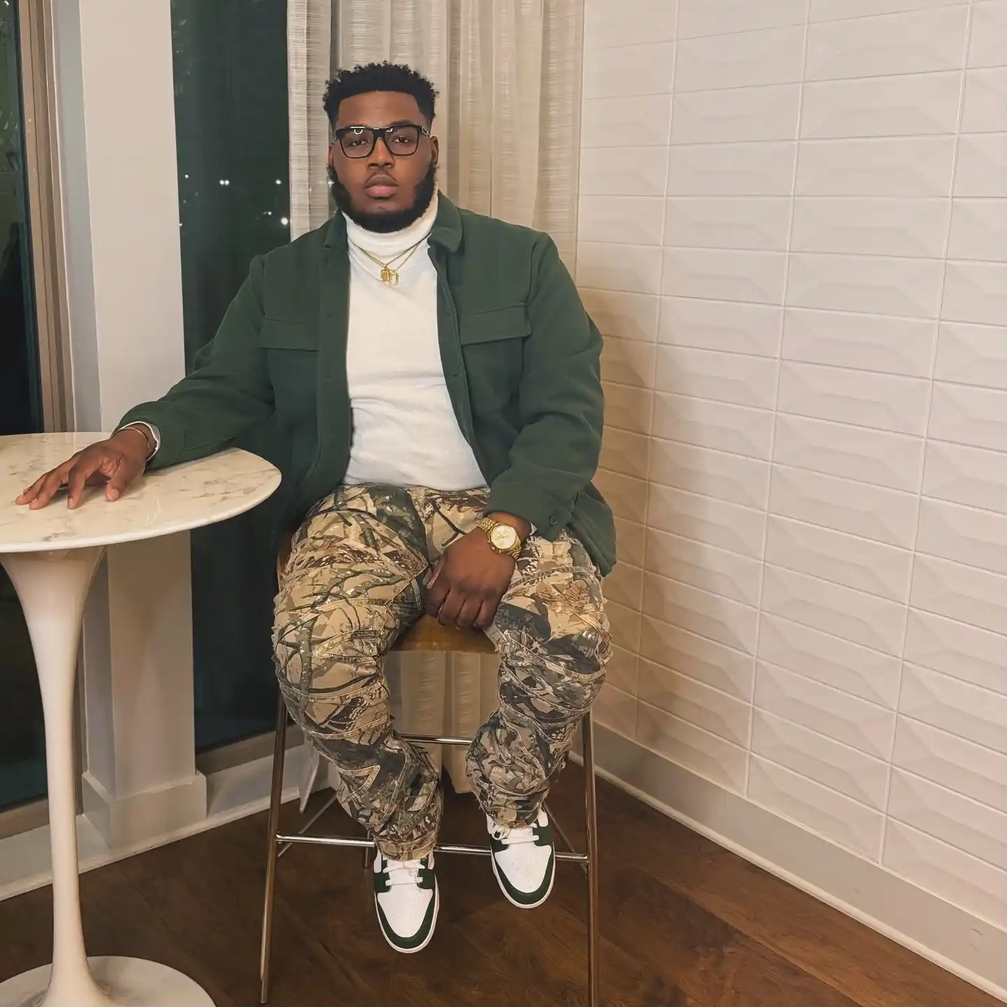21 Winter Outfit Ideas for Plus Size Men That Actually Work 15 3. Green Overshirt with Camo Pants and Turtleneck