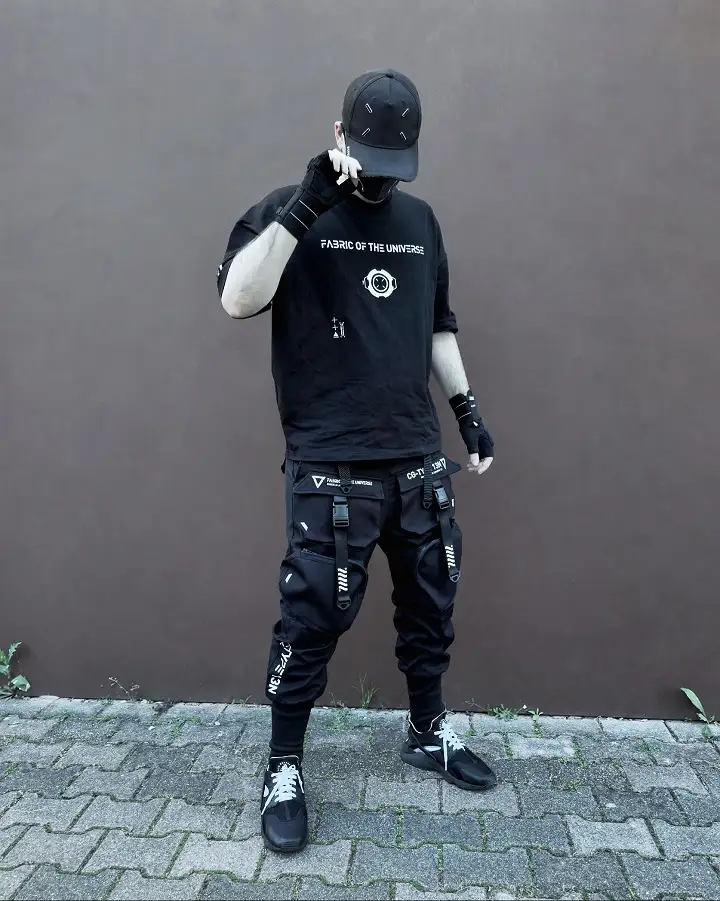 Fingerless Gloves and Strapped Cargos for an Everyday Tactical Fit