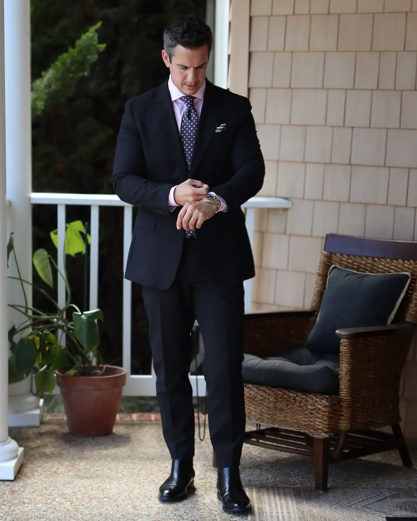 20 Suit Style Ideas for Tall Men That Look Proportional 9 Break Up Charcoal With a Colored Shirt