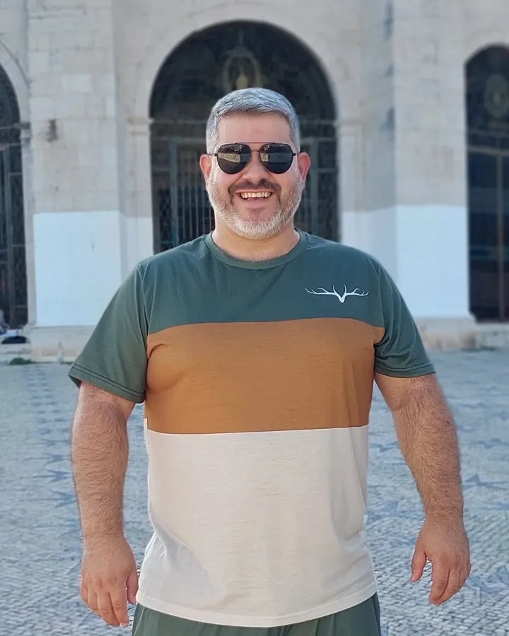 12 T-shirt Outfit Ideas for Plus Size Men That Actually Work 3 The Three-Tone Color block Tee That Makes Travel Days Easy