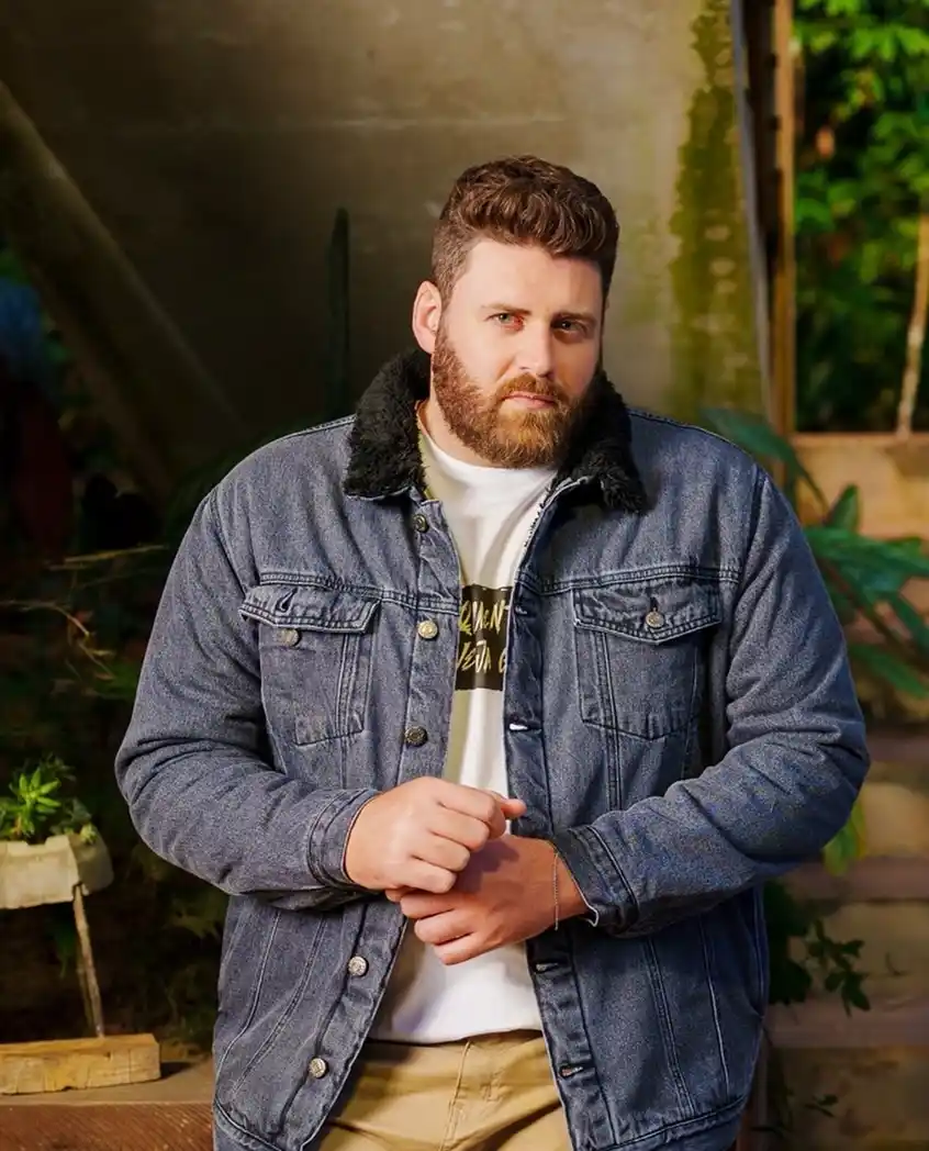 21 Winter Outfit Ideas for Plus Size Men That Actually Work 20 9. Sherpa Lined Denim Jacket with Graphic Tee