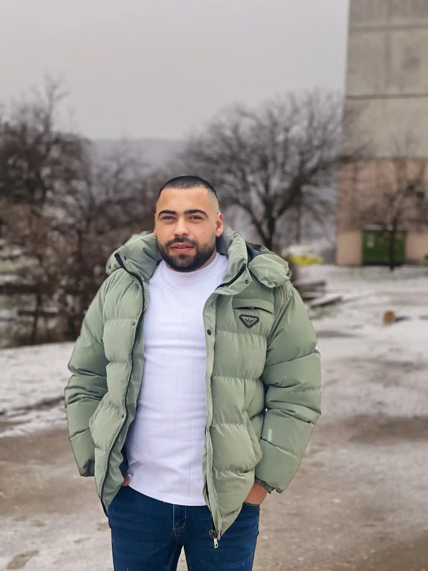 21 Winter Outfit Ideas for Plus Size Men That Actually Work 17 6. Sage Green Puffer Jacket with Denim Jeans
