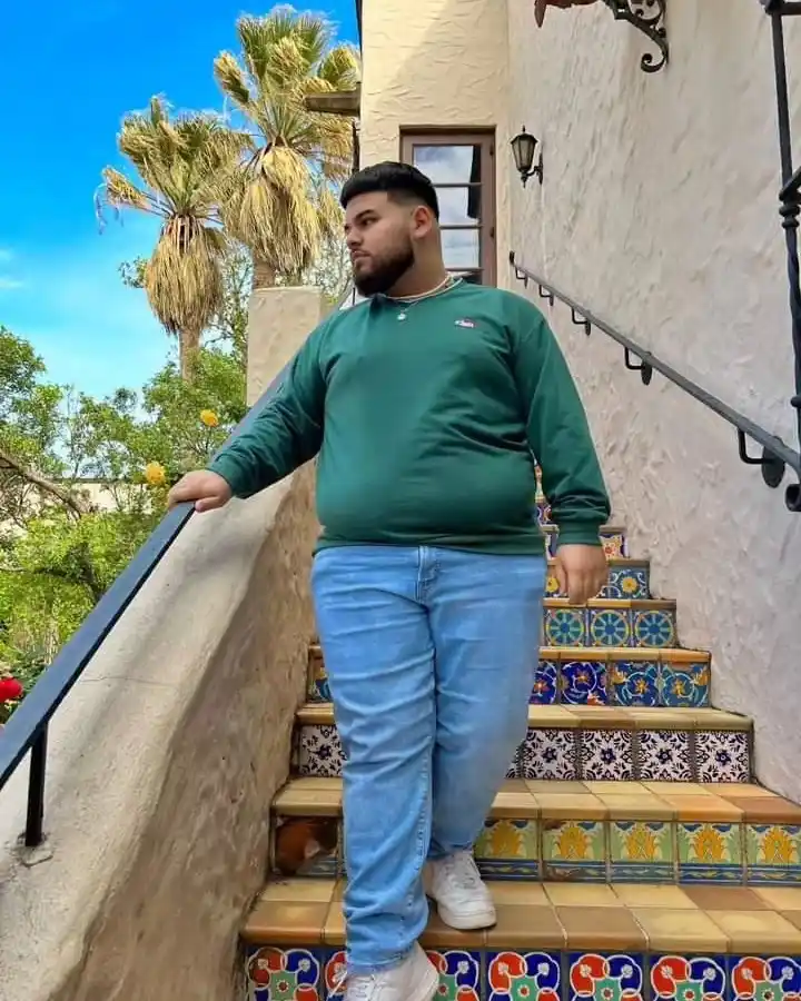 21 Winter Outfit Ideas for Plus Size Men That Actually Work 19 8. Green Crewneck Sweatshirt with Light Wash Jeans