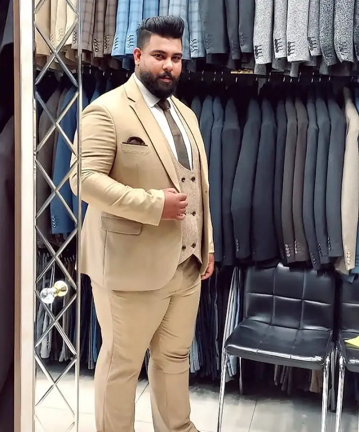 19 Suit Styles for Curvy Men Over 40 That Actually Flatter 6 Clean Black Suit, Open Collar, No Tie