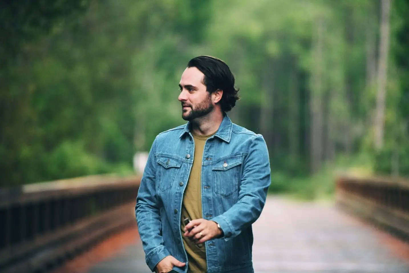 7 Casual Denim Outfit Ideas for Men to Wear on Weekends 3 2. Contrasting Colors on Double Denim